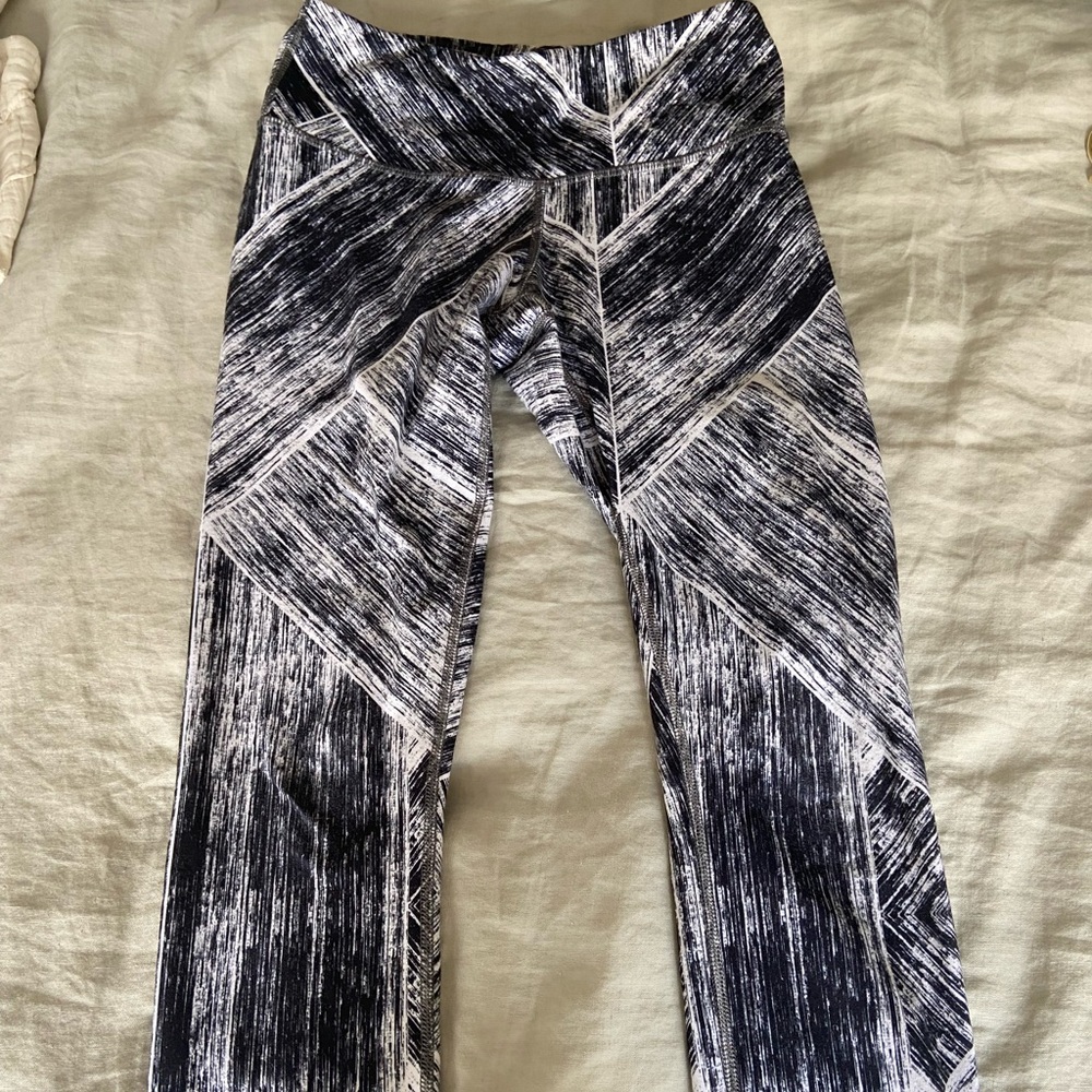 Lululemon Size 4 leggings 3/4 length